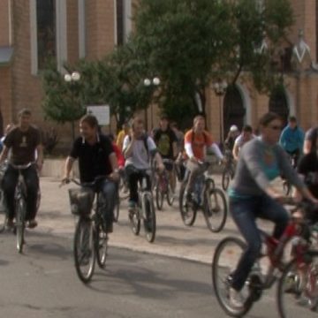 Bicicliștii sigheteni, de la mic la mare, au făcut azi un tur al Sighetului, militând pentru ideea amenajării unei piste pentru bicicliști în Sighetu Marmației Bicicliștii sigheteni, de la mic la mare, au făcut azi un tur al Sighetului, militând pentru ideea amenajării unei piste pentru bicicliști în Sighetu Marmației