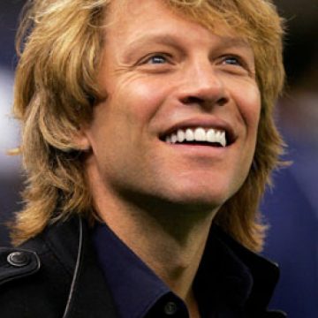 Concertul trupei Bon Jovi a început cu piesa "Raise Your Hands". Aproximativ 50.000 de fani sunt prezenţi în Piaţa Constituţiei Concertul trupei Bon Jovi a început cu piesa "Raise Your Hands". Aproximativ 50.000 de fani sunt prezenţi în Piaţa Constituţiei