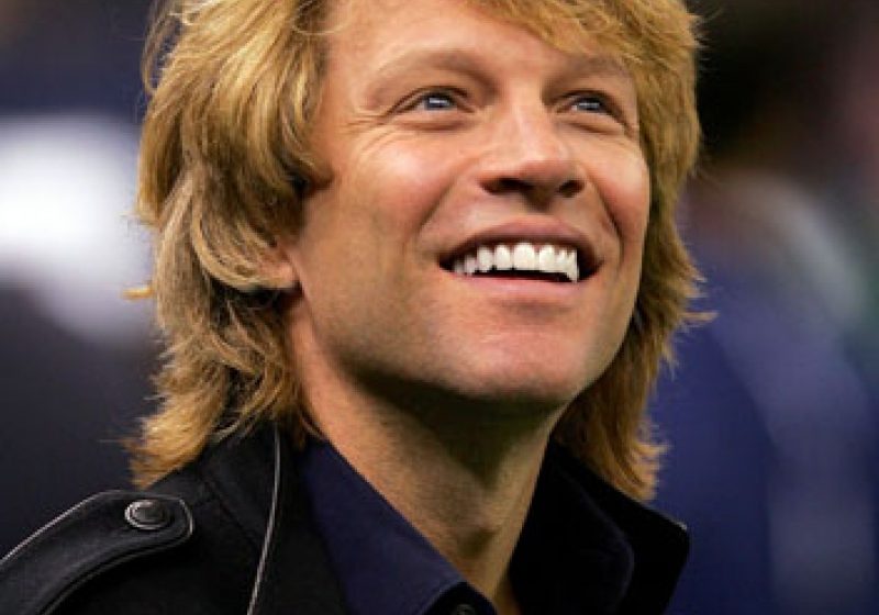 Concertul trupei Bon Jovi a început cu piesa "Raise Your Hands". Aproximativ 50.000 de fani sunt prezenţi în Piaţa Constituţiei