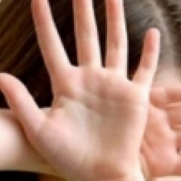 Cazul fetiţei de 12 ani vândute pentru căsătorie: Mama fetiţei şi viitoarea soacră a acesteia au fost reţinute