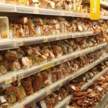 Coş de solidaritate pentru pensionari: Produsele alimentare de bază, vândute la cel mai scăzut preţ posibil