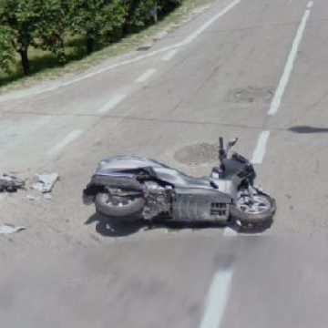 Din cauza consumului de alcool, un mopedist a căzut pe acostament, în dreptul unui imobil, pe strada Iapa, din Sighet