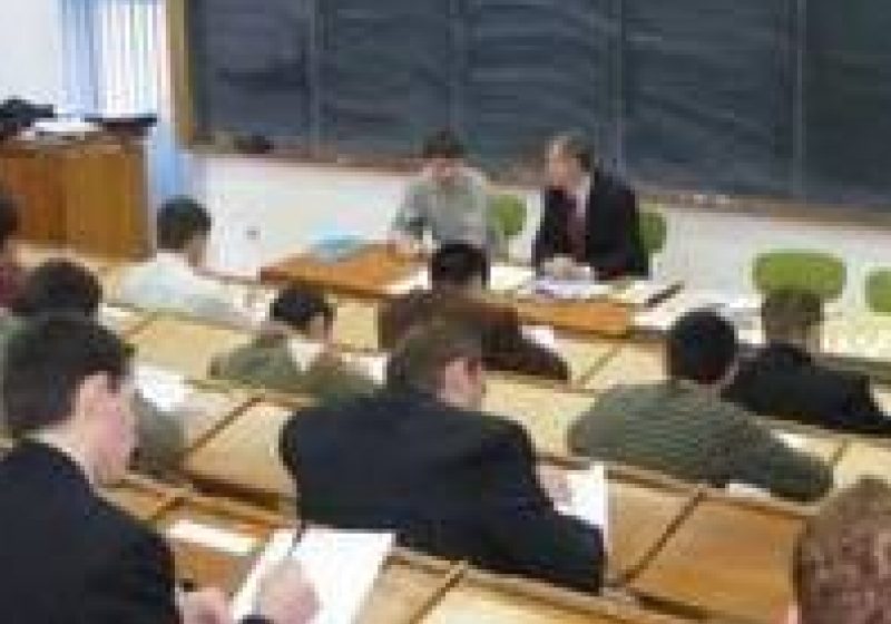 Doar 12 universităţi ar putea primi dreptul de a organiza doctorat