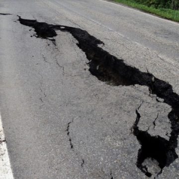 Baia Mare: DN 18 Baia Mare-Sighetu Marmatiei ESTE INCHIS. Drumul s-a surpat la un kilometru jumate de intersectia cu drumul ce duce la Mogosa si Suior Baia Mare: DN 18 Baia Mare-Sighetu Marmatiei ESTE INCHIS. Drumul s-a surpat la un kilometru jumate de intersectia cu drumul ce duce la Mogosa si Suior