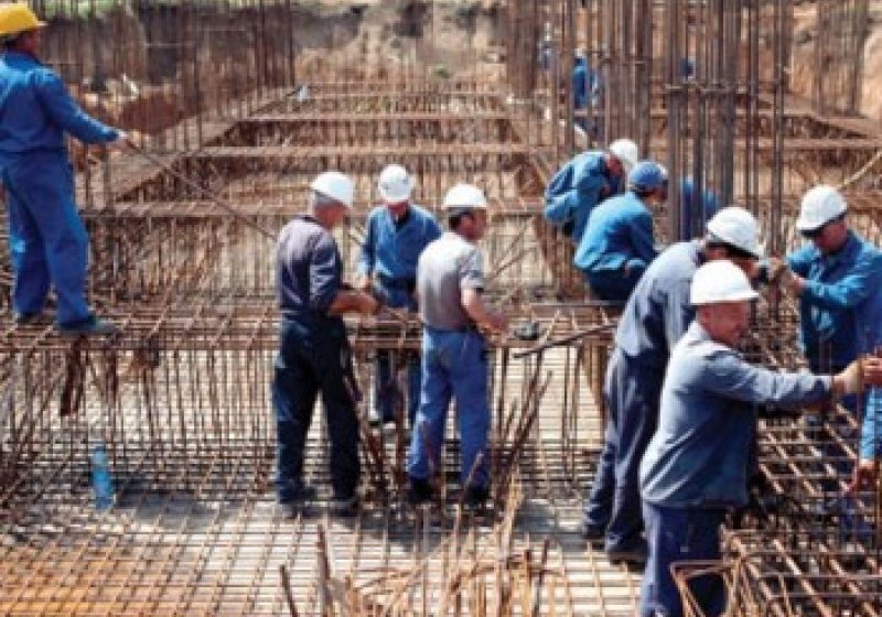 BORŞA: Grav rănit după ce a căzut de pe acoperişul unei case în construcţie