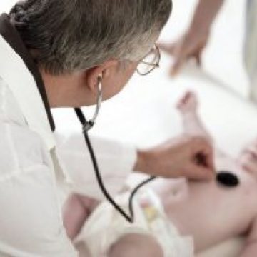 În România trei copii mor în fiecare minut din cauza pneumoniei