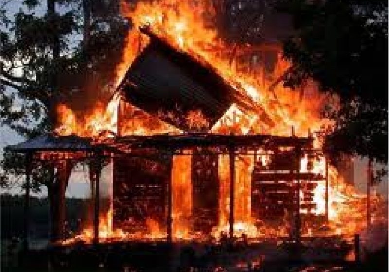 O gospodărie din Ieud a fost lovită de trăsnet sâmbătă noaptea O gospodărie din Ieud a fost lovită de trăsnet sâmbătă noaptea
