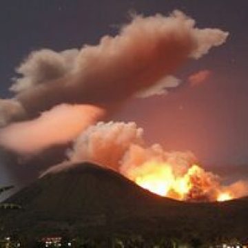 Indonezia: Erupţie spectaculoasă a vulcanului Lokon Indonezia: Erupţie spectaculoasă a vulcanului Lokon