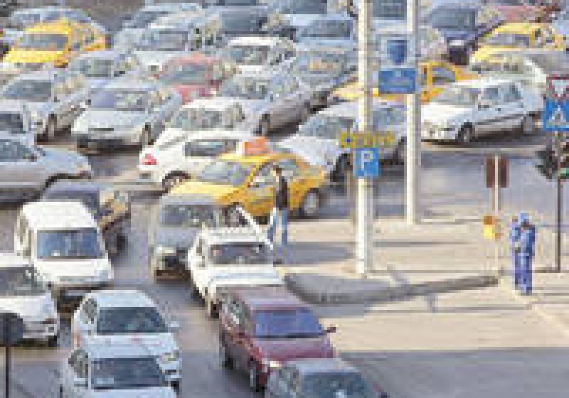 Înmatriculările de autoturisme noi au scăzut la şase luni în România de 6 ori mai abrupt decât în UE