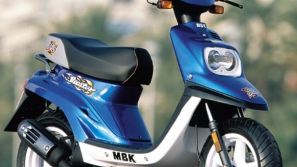 Prins conducând un moped fără să aibă permis Prins conducând un moped fără să aibă permis