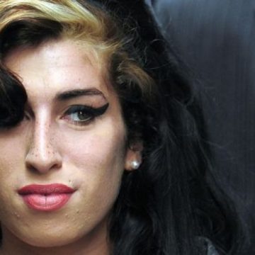 O anchetă judiciară în cazul morţii lui Amy Winehouse a fost deschisă. Cauza morţii încă nestabilită