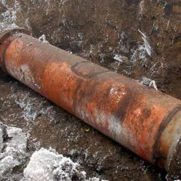 Sighetu Marmaţiei: O avarie produsă la o conductă de apă de pe strada Avram Iancu a lăsat fără apă potabilă mai multe locuinţe din zonă Sighetu Marmaţiei: O avarie produsă la o conductă de apă de pe strada Avram Iancu a lăsat fără apă potabilă mai multe locuinţe din zonă