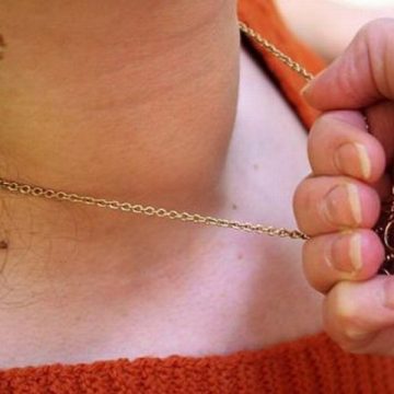 O bătrână din Baia Mare a fost acostată de două tinere care i-au smuls lănţişorul  de aur de la gât