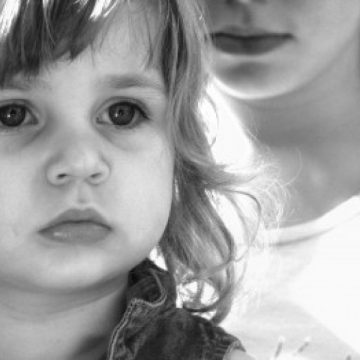 Peste 85.500 de copiii au unul sau ambii părinţi plecaţi la muncă în străinătate