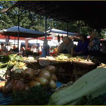 Scopul scuză mijloacele: comercianţii sigheteni cumpără mai  ieftin din supermarket, vând mai scump pe tarabele din piaţă