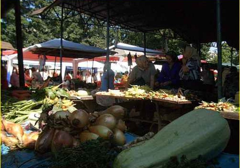 Scopul scuză mijloacele: comercianţii sigheteni cumpără mai  ieftin din supermarket, vând mai scump pe tarabele din piaţă