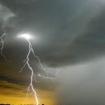 Ploi torenţiale şi vijelii în Baia Mare Ploi torenţiale şi vijelii în Baia Mare