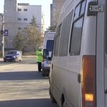 Poliţia Rutieră efectuează acţiuni de verificare a transportul în comun Poliţia Rutieră efectuează acţiuni de verificare a transportul în comun