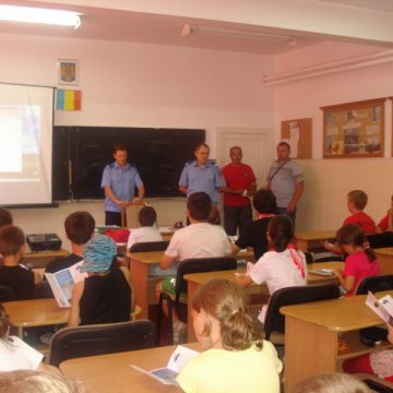 Jandarmii participanţi la tabăra de vară „Prietenii mei în uniformă” Jandarmii participanţi la tabăra de vară „Prietenii mei în uniformă”