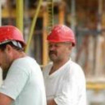 Restricţiile pentru români pe piaţa muncii din Spania ar putea începe la 1 august