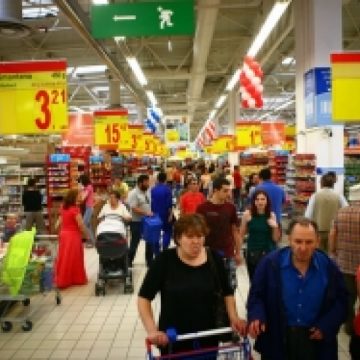 Românii sunt printre cei mai pesimişti consumatori din lume. Cei mai optimişti consumatori sunt în India