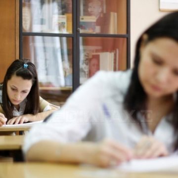 Statul cheltuie 600 de euro pe an pentru fiecare elev de liceu. Jumătate din bani au fost cheltuiţi degeaba Statul cheltuie 600 de euro pe an pentru fiecare elev de liceu. Jumătate din bani au fost cheltuiţi degeaba