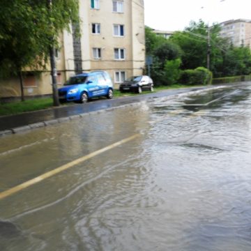Baia Mare: Strazi si curti inundate in municipiul Baia  Mare in urma unei ploi torentiale