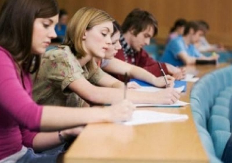 CE vrea dublarea numărului de tineri care studiază în străinătate şi propune creşterea bugetului