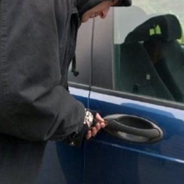 BAIA MARE:Trei minori au pătruns într-un autoturism prin forţarea portierei şi au sustras mai multe bunuri