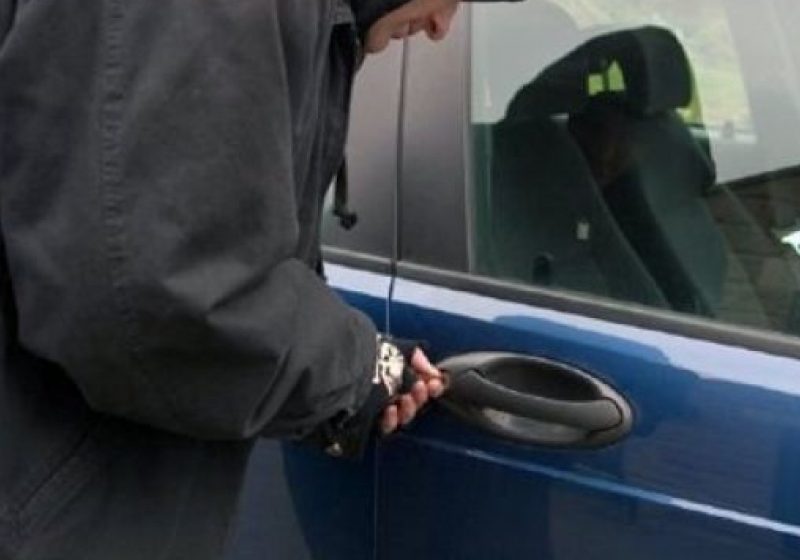BAIA MARE:Trei minori au pătruns într-un autoturism prin forţarea portierei şi au sustras mai multe bunuri