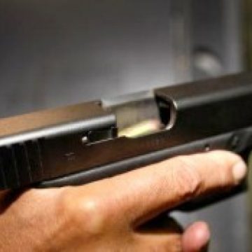 Un poliţist, în vârstă de 25 de ani, din Bucureşti s-a sinucis după ce şi-a împuşcat prietena Un poliţist, în vârstă de 25 de ani, din Bucureşti s-a sinucis după ce şi-a împuşcat prietena