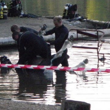 Un ponei a murit după ce a fost aruncat într-un râu cu tot cu cuşca în care se afla. Poliţia a deschis o anchetă Un ponei a murit după ce a fost aruncat într-un râu cu tot cu cuşca în care se afla. Poliţia a deschis o anchetă