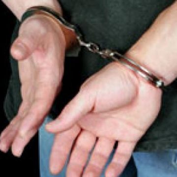 Un tânăr din Borşa urmărit de autorităţile franceze pentru săvârşirea mai multor infracţiuni, a fost arestat de poliţiştii maramureşeni Un tânăr din Borşa urmărit de autorităţile franceze pentru săvârşirea mai multor infracţiuni, a fost arestat de poliţiştii maramureşeni