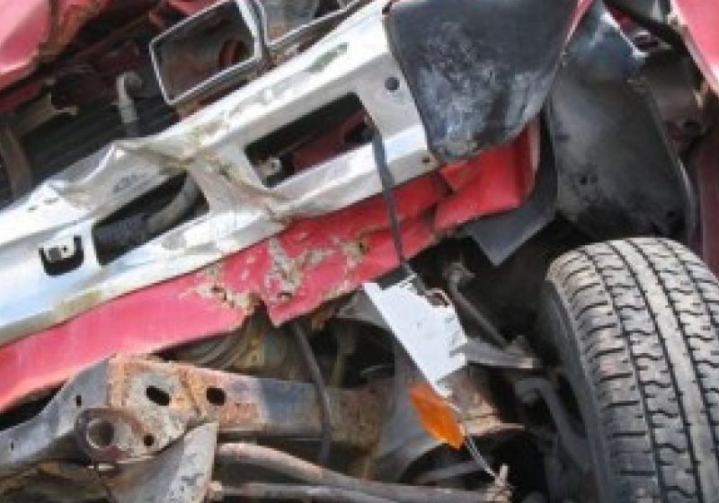 Un tănăr sighetean s-a urcat la volan băut şi fără permis de conducere, a pierdut controlul volanului şi a intrat într-un indicator rutier