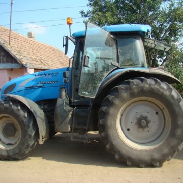 Un nou tractor furat, descoperit de poliţiştii maramureşeni Un nou tractor furat, descoperit de poliţiştii maramureşeni