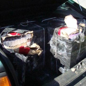 După o urmărire de aproximativ 2 km poliţiştii sigheteni au reuşit blocarea unei maşini în care se aflau 8 baxuri de ţigări de contrabandă