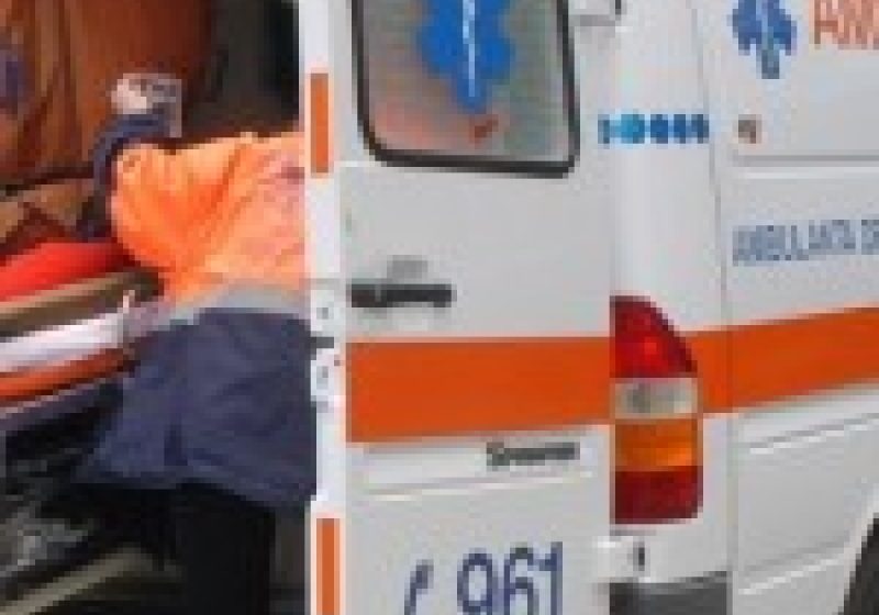 În timpul unei acţiuni de reparaţii la clădirea unei societăţi comerciale din Sighet, un muncitor a căzut de la înălţime, fiind transportat de urgenţă la spital