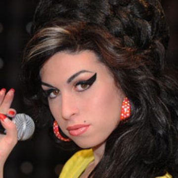 Amy Winehouse intenţiona să adopte o fetiţă
