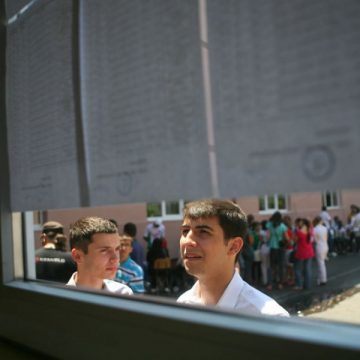 Aproape 110.000 de candidaţi la bacalaureatul de toamnă, cu 40.000 mai mulţi decât în 2010
