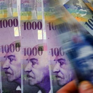 Aproape jumătate dintre românii care au luat credite nu au comparat ofertele băncilor
