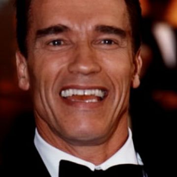 Arnold Schwarzenegger, amendat în Austria pentru că a fumat în două aeroporturi Arnold Schwarzenegger, amendat în Austria pentru că a fumat în două aeroporturi