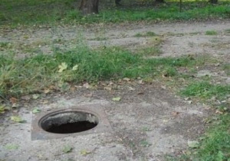 Atenţie la capacele de canalizare! Atenţie la capacele de canalizare!