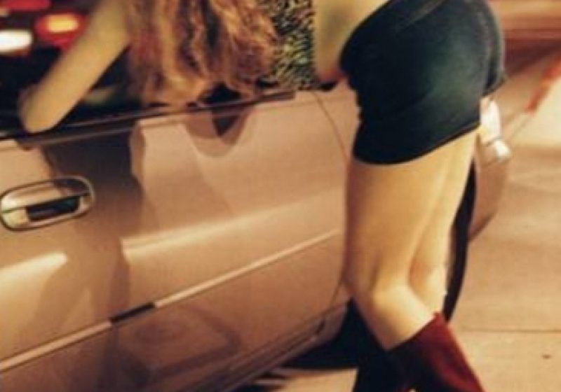 Cadavrul unei femei care practica prostituţia, descoperit în apropierea unei benzinării