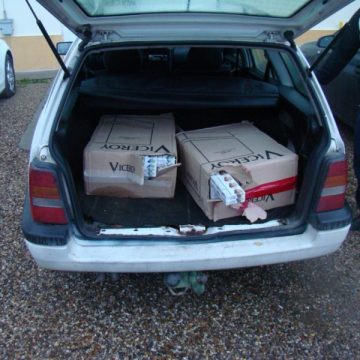 1.000 pachete de ţigări ascunse într-o maşină 1.000 pachete de ţigări ascunse într-o maşină