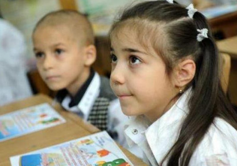 Ciclul gimnazial va avea cinci ani. Elevii care încep clasa a V-a vor sta în gimnaziu şi în clasa a IX-a Ciclul gimnazial va avea cinci ani. Elevii care încep clasa a V-a vor sta în gimnaziu şi în clasa a IX-a