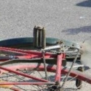 Ciocnire între un biciclist şi un  pieton  de 77 de ani pe o stradă din Poienile de sub Munte
