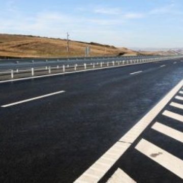 Costul autostrăzii Transilvania scade cu 50%. Bechtel rămâne pe două tronsoane, restul sunt licitate Costul autostrăzii Transilvania scade cu 50%. Bechtel rămâne pe două tronsoane, restul sunt licitate