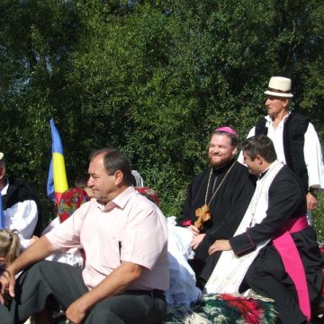 Episcopul Vasile Bizau, asteptat de calareti azi la Barsana