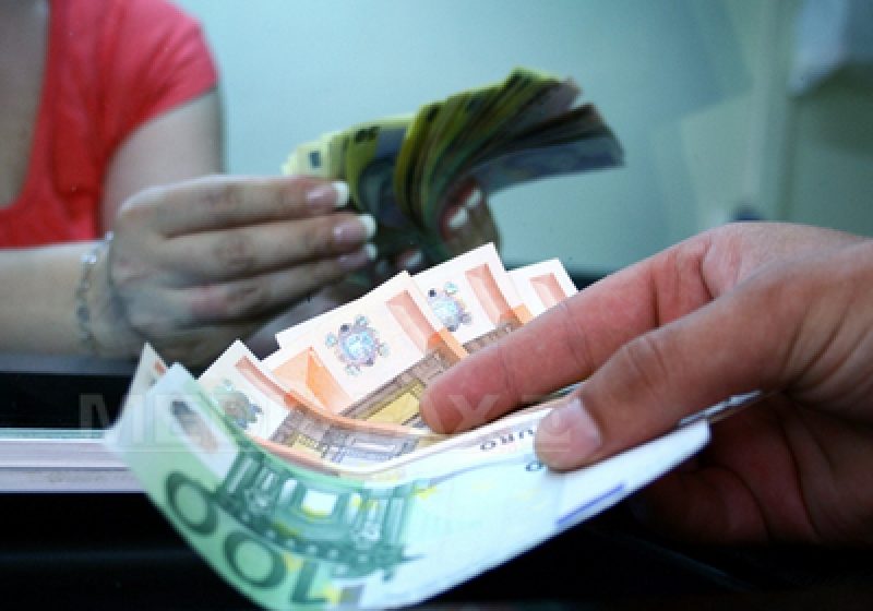 Euro ajunge la maximul din acest an, iar francul atinge un nou record istoric
