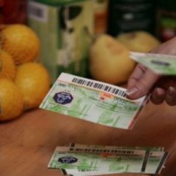 EXCLUSIV: Guvernul sistează până în 2014 tichetele de masă şi primele, blocând şi angajările în următorii 2 ani